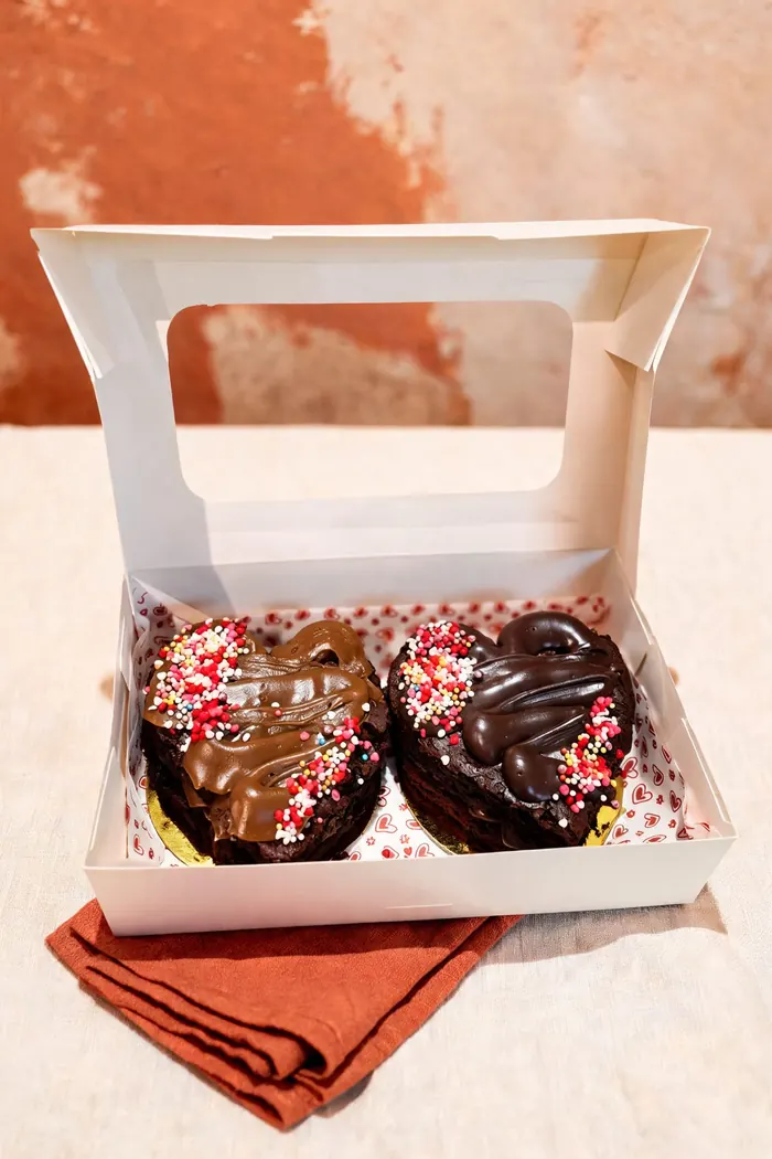 Brownies en forma de corazón con chispas de colores