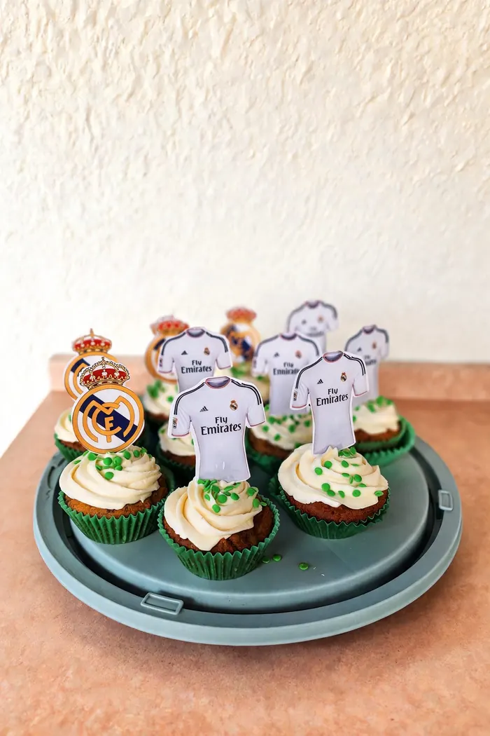 Cupcakes decorados con toppers del Real Madrid en bandeja