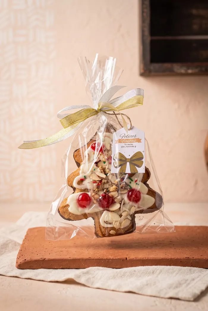 Galleta decorada en forma de árbol navideño, empacada como regalo