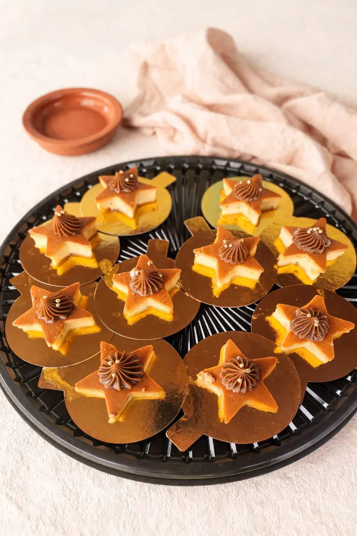 Postres individuales en forma de estrella con flan y ganache